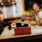 « C’est normal que ça la frustre » : les parents face à la tentation des réseaux sociaux