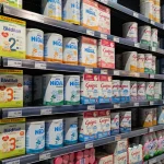 Laits contaminés : les députés français et européens enquêtent sur l'origine du scandale.