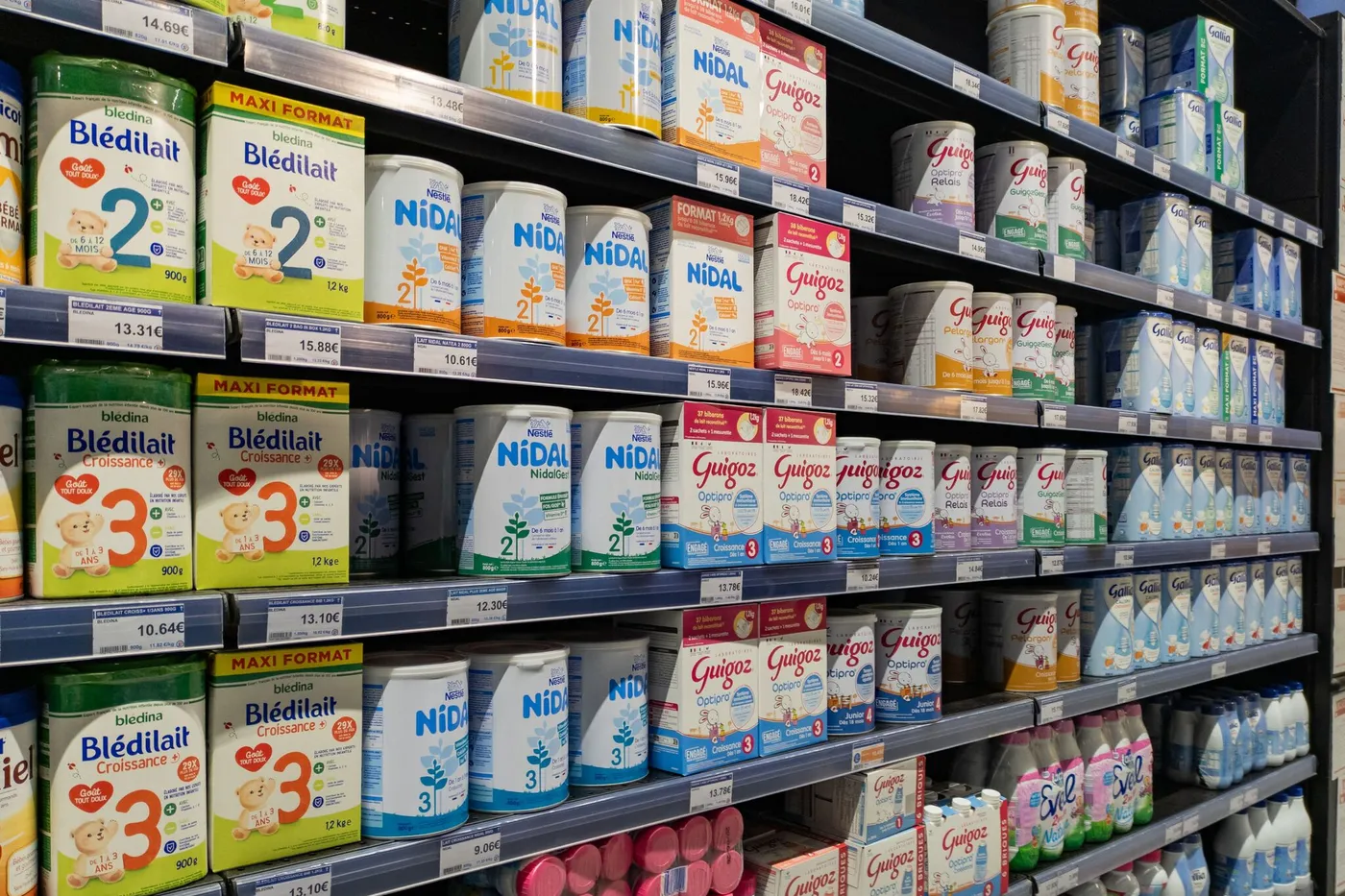 Laits contaminés : les députés français et européens enquêtent sur l'origine du scandale.