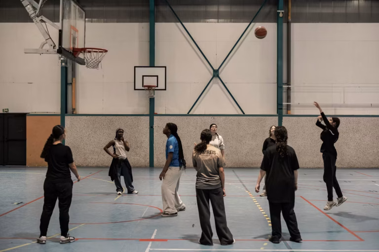 Le sport à l’adolescence : les filles face aux préjugés dans le basket