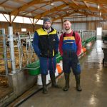 Deux éleveurs dans une nurserie bovine - Illustration La qualité de l’air en élevage trop souvent sous-estimée