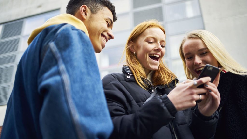 Le bonheur à l'ère des réseaux sociaux : résultats du Rapport mondial 2026 sur le bien-être
