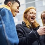 Le bonheur à l'ère des réseaux sociaux : résultats du Rapport mondial 2026 sur le bien-être