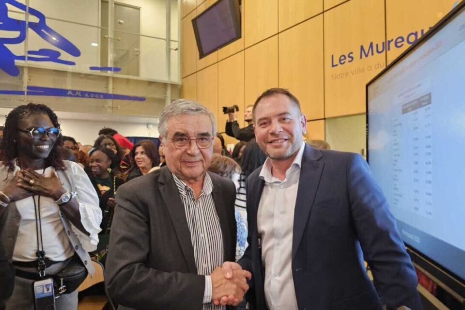 François Garay (à gauche) passe la main à Damien Vignier après un long règne de 25 ans à la tête de la mairie des Mureaux (Yvelines).