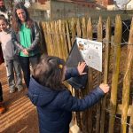 Installation de panneaux pédagogiques pour informer les visiteurs de la mini-ferme en Seine-Maritime