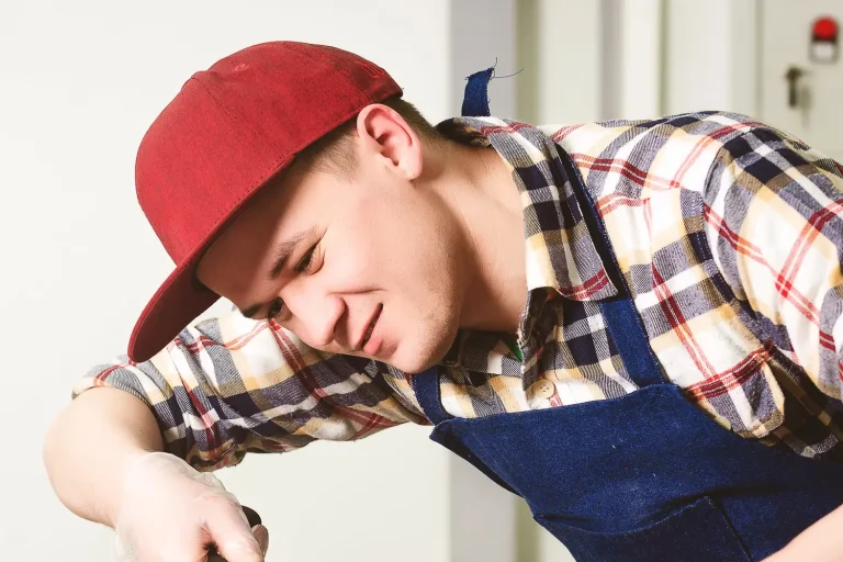 2 300 € par mois pour un métier peu prisé : les grands groupes financent la formation