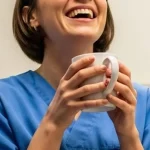 Sandrine, 22 ans : Aide-soignante dans le public, découvrez son salaire réel