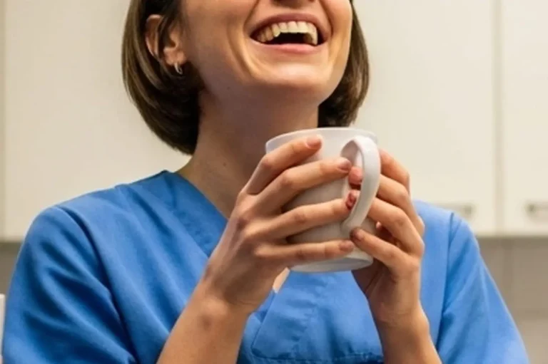 Sandrine, 22 ans : Aide-soignante dans le public, découvrez son salaire réel