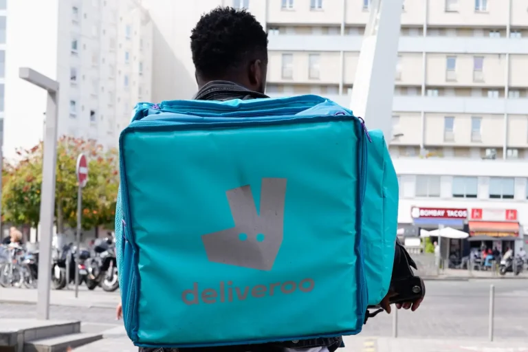 Amine, 22 ans, livreur Deliveroo à Paris : son chiffre d'affaires mensuel et ses gains nets