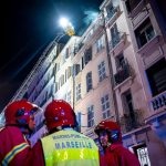 Incendie nocturne dans un hôtel : trois blessés hospitalisés, établissement fermé.