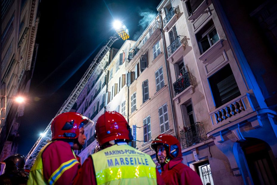 Incendie nocturne dans un hôtel : trois blessés hospitalisés, établissement fermé.