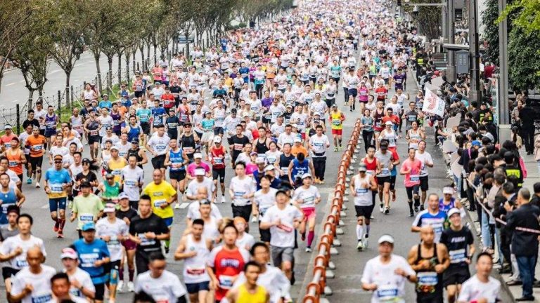 Exclusion de deux athlètes après pillage au ravitaillement lors d'un marathon en Chine