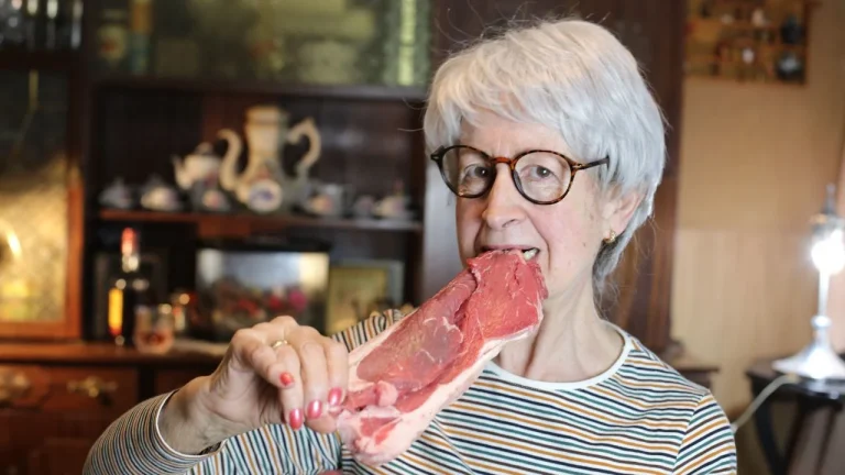 À 60 ans, on découvre que le liquide rouge dans les barquettes de viande n'est pas du sang