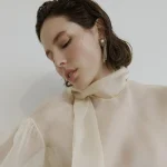 Pour ses 15 ans, la créatrice de robes de mariée lance des tenues pour les invitées