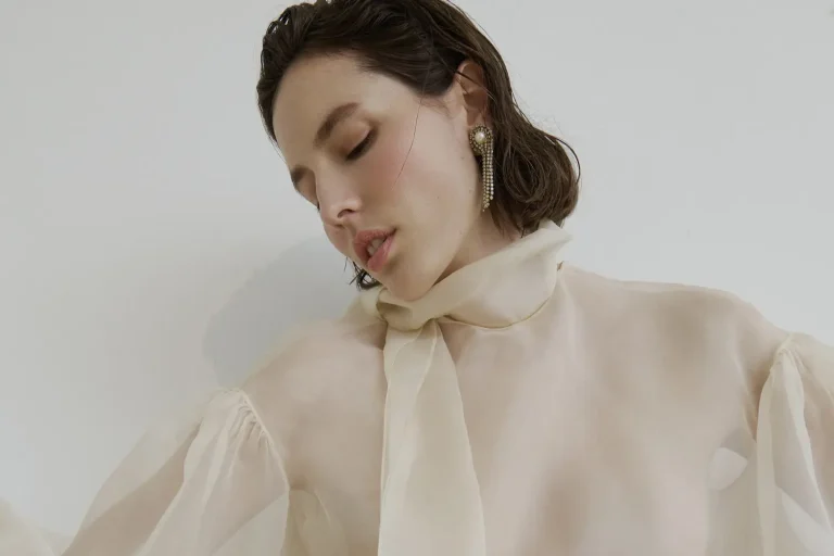 Pour ses 15 ans, la créatrice de robes de mariée lance des tenues pour les invitées