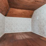 Avant-après : transformation d'une chambre sous les toits, du bois sombre à une ambiance lumineuse