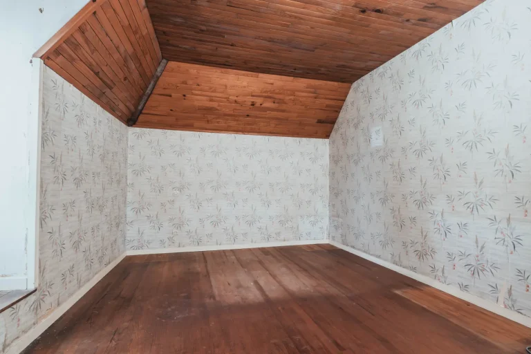 Avant-après : transformation d'une chambre sous les toits, du bois sombre à une ambiance lumineuse