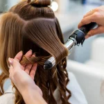 Cette coiffeuse pro révèle sa technique pour des boucles qui tiennent plusieurs jours.