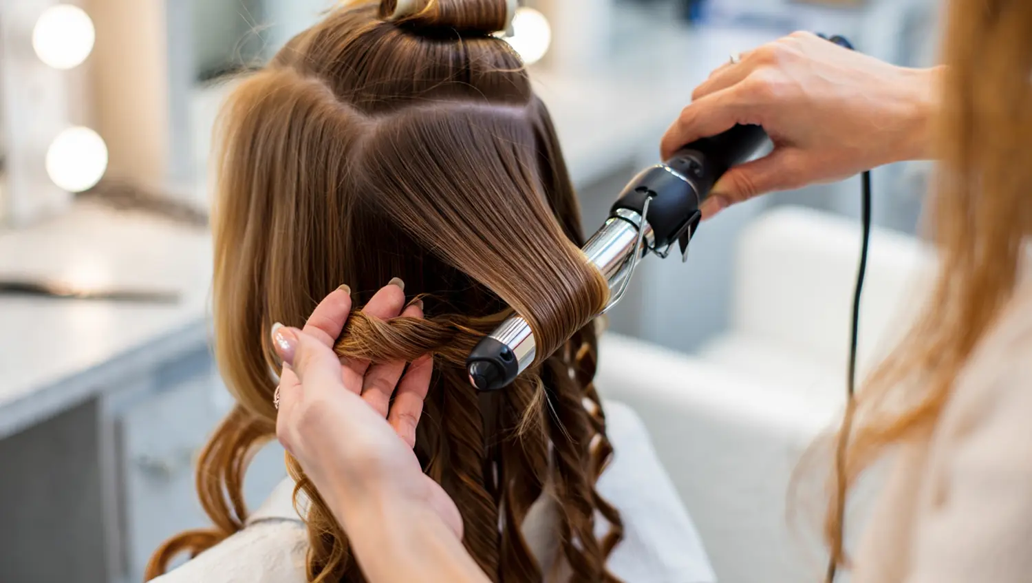 Cette coiffeuse pro révèle sa technique pour des boucles qui tiennent plusieurs jours.