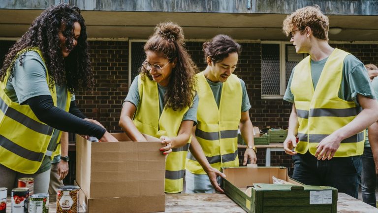 Faire de bonnes actions pour améliorer son moral et lutter contre l'anxiété - RTBF Actus