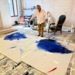 Jacques Capdeville en plein travail dans son atelier. Il exposera son travail pictural : de très grands formats côtoient des petits papiers. © D.R.