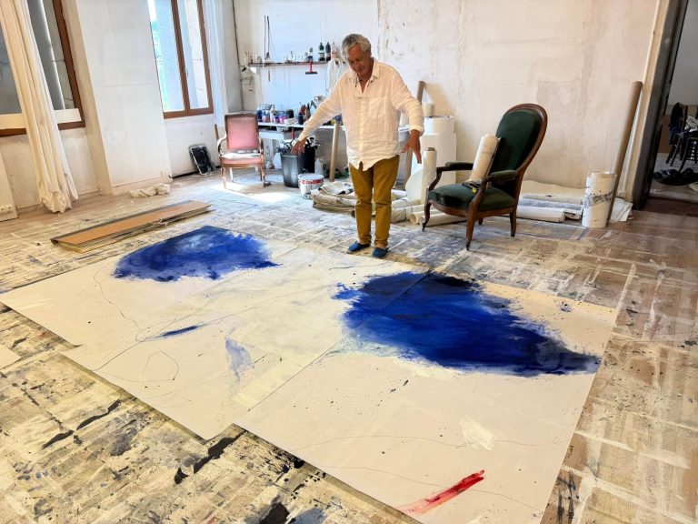 Jacques Capdeville en plein travail dans son atelier. Il exposera son travail pictural : de très grands formats côtoient des petits papiers. © D.R.