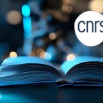 Erlenmeyer et livre accompagnés du logo CNRS