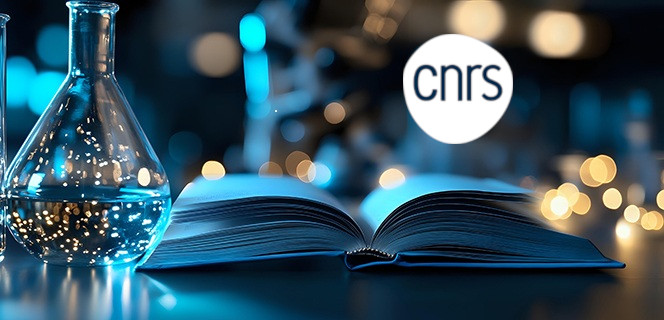 Erlenmeyer et livre accompagnés du logo CNRS