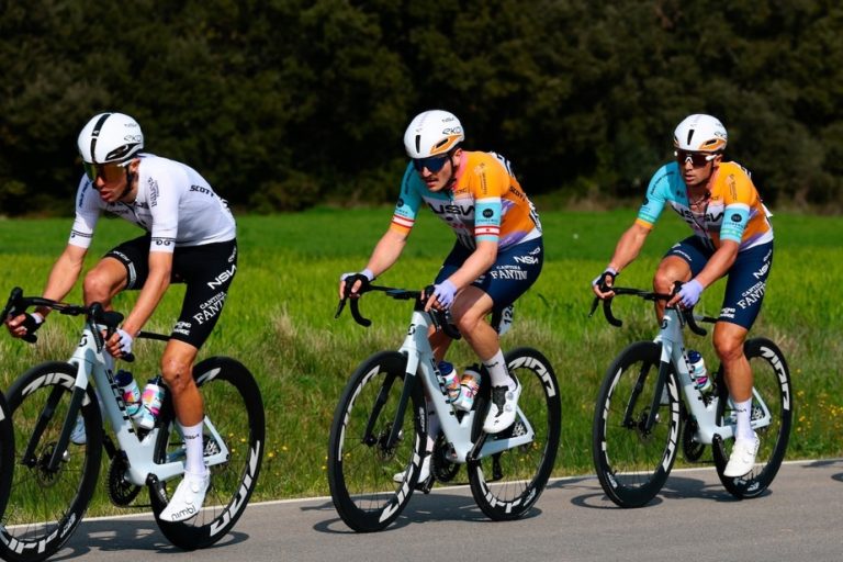 Pier-André Côté en compétition avec Evenepoel et Vingegaard lors de la prochaine course