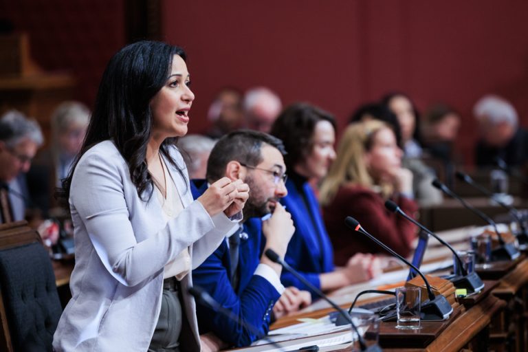 Journée des droits des femmes : Ruba Ghazal critique la misogynie sur Internet