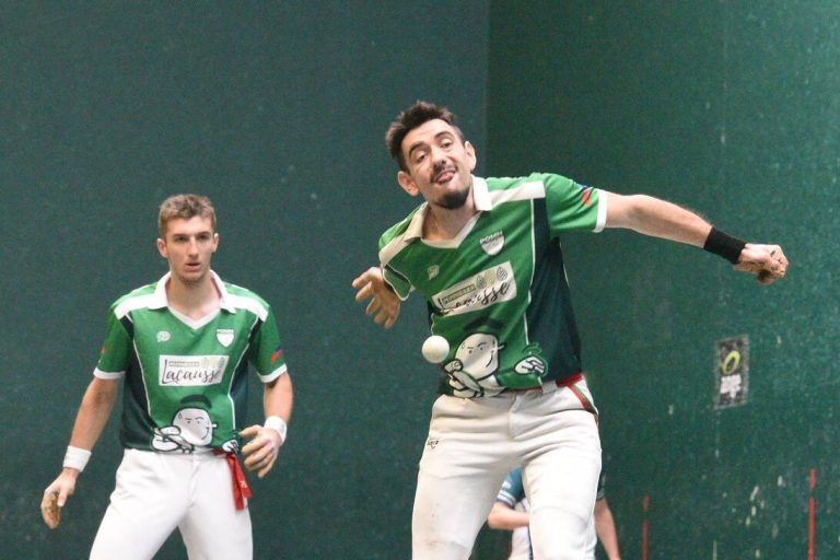Xabi Harguendeguy et Ronan Mendy sous les couleurs de POMN en mur à gauche