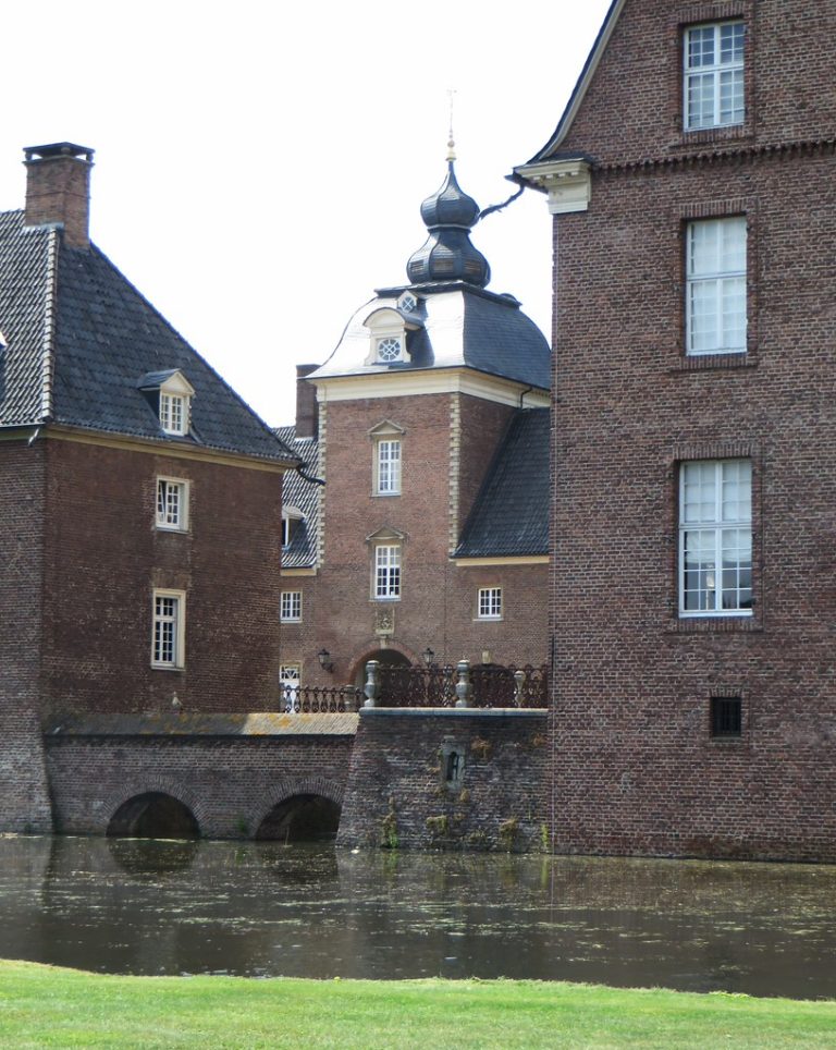 Château d'Anholt : un joyau du XIIe au XVIIe siècle à Isselburg, Rhénanie du Nord-Westphalie.