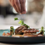 Un restaurant gastronomique en périphérie bruxelloise rouvre après plusieurs années de fermeture.