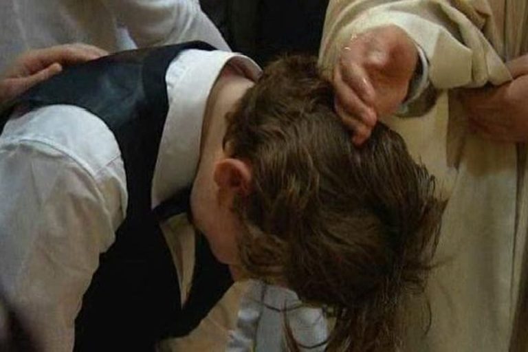 Hausse des baptêmes d'adolescents et d'adultes à Pâques : "Le catholicisme semble profiter d'un regain de ferveur chez les jeunes"