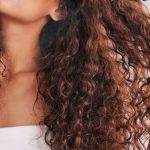 Cheveux bouclés : conseils pratiques pour un entretien efficace - RTBF Actus