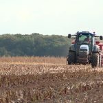 C'est l'autre flambée des prix : le coût des engrais monte en flèche, les exploitations agricoles fragilisées