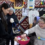 En Ukraine, la solidarité des diasporas d'Asie centrale autour du thé kazakh et du palov ouzbek