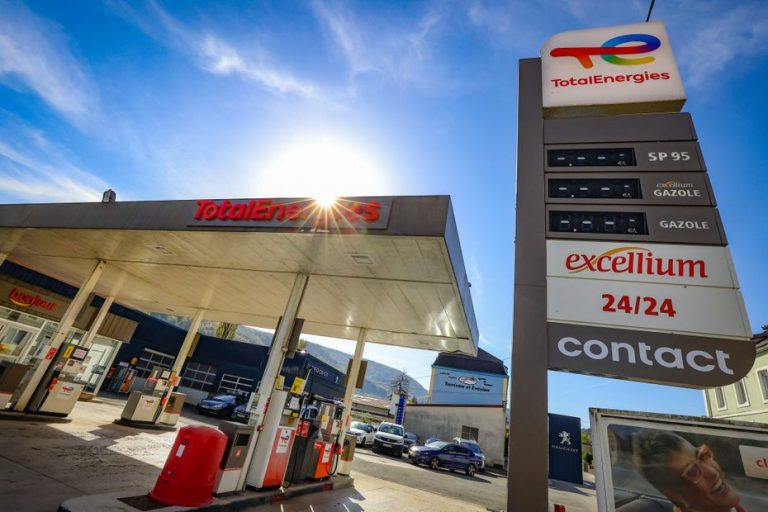 Blocage des dépôts pétroliers en Corse : Comprendre la tarification des carburants en outre-mer