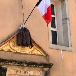 Municipales 2026 : Qui a suspendu une veste au fronton de cette mairie ?