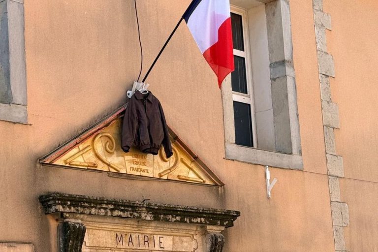 Municipales 2026 : Qui a suspendu une veste au fronton de cette mairie ?