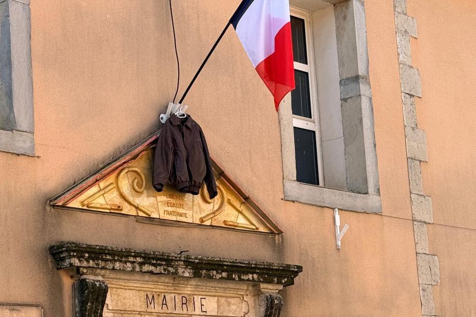 Municipales 2026 : Qui a suspendu une veste au fronton de cette mairie ?