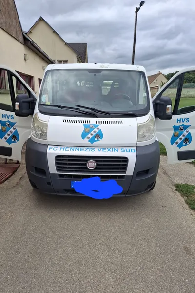 Le minibus arborait l'écusson du club.
