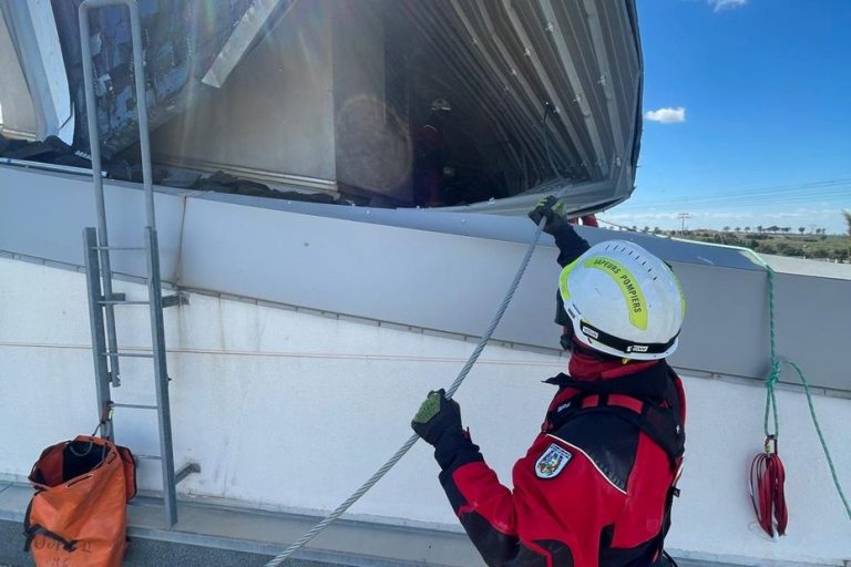 Dégâts de la tempête de mistral dans le Sud-Est : toits de piscines arrachés et arbres tombés