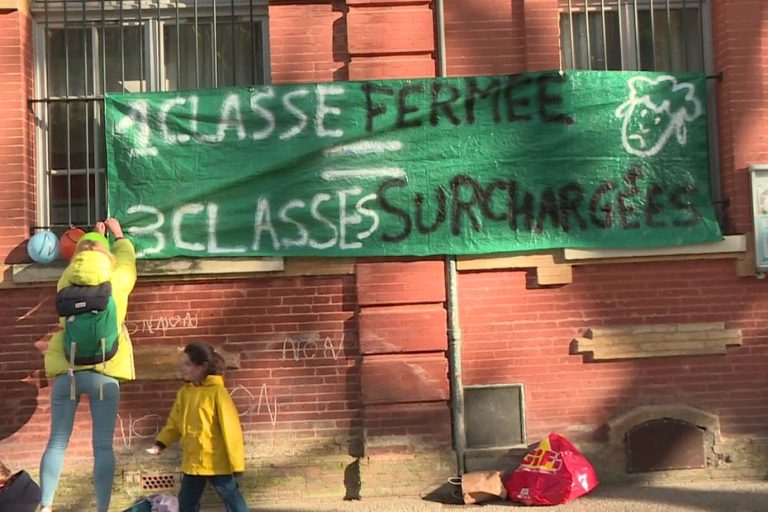 Grève à 100 % des enseignants d'une école maternelle face à des conditions de travail dégradées