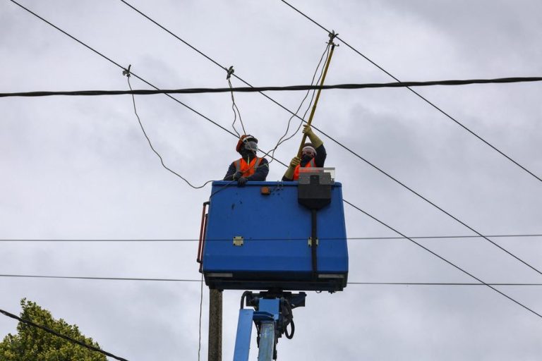 Un camion fait des tonneaux et heurte un poteau électrique : 230 logements privés d'électricité dans l'Eure.