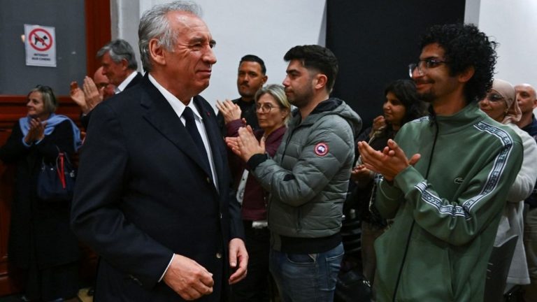 François Bayrou se retire : un premier signe de la fin du macronisme