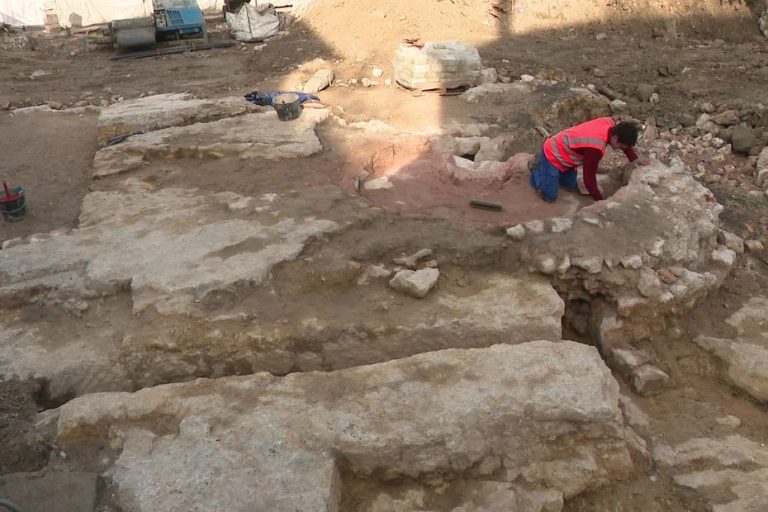 Découverte archéologique à Aix-les-Bains : bassin romain, mobilier, céramiques et ossements