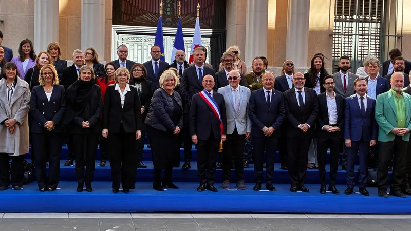 Sur cette photographie, Éric Ciotti pour son écharpe tricolore dans le bon sens.