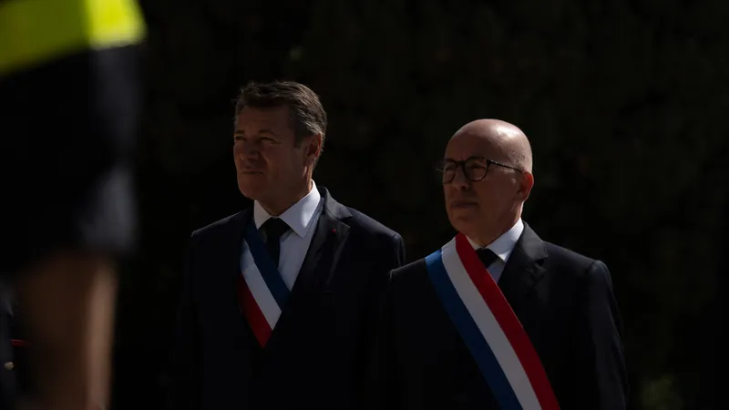 Sur cette photo, prise le 19 mai 2025 lors de la prise de fonction du préfet de Nice, on peut observer les différences de port de l’écharpe tricolore. Éric Ciotti était présent en tant que député aux côtés de Christian Estrosi, alors maire de Nice. Le premier porte le rouge près du col, comme l’exige le protocole pour les parlementaires, tandis que le second arbore le bleu près du col, conformément aux règles pour les élus des conseils municipaux.