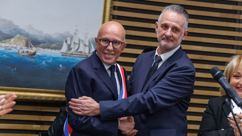 Franck Terrier serre la main d’Éric Ciotti après lui avoir remis son écharpe tricolore de maire… à l’envers.